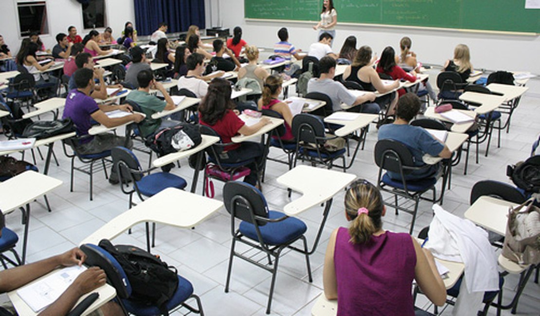 Mais de 216 mil estudantes farão o Enade neste domingo