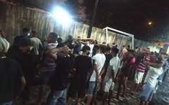 Festa clandestina no bairro Ouro Preto, em Maceió