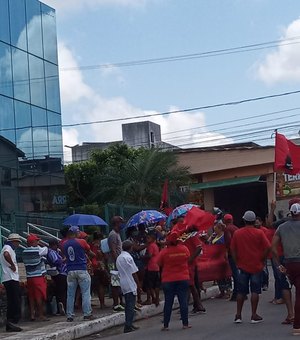 Moradores de loteamento invadido realizam protesto pedindo fornecimento de água, em Feira Grande