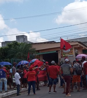 Moradores de loteamento invadido realizam protesto pedindo fornecimento de água, em Feira Grande