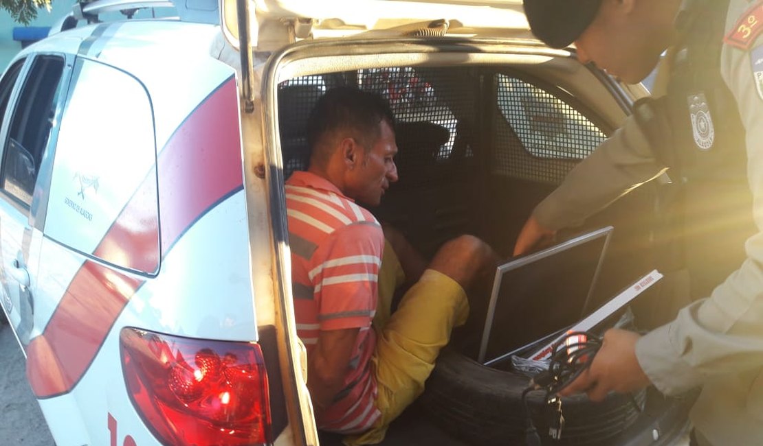Polícia prende homem furtando computador de faculdade, em Arapiraca