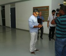 Ator Leonardo Vieira vai a delegacia após sofrer homofobia na web