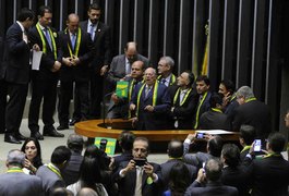 Deputados decidem se denúncia contra Dilma será aceita; votação começa às 14h