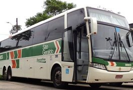 Criminosos assaltam passageiros de ônibus interestadual, em Messias