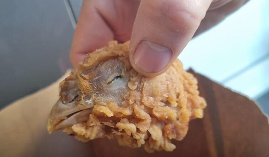 Cliente encontra cabeça de frango empanada ao receber pedido de rede de fast food