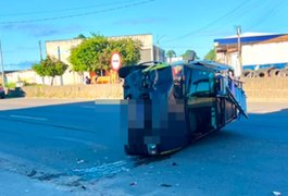 Carro capota e fica atravessado na AL-110 após colisão com outro veículo, em Arapiraca