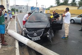 Carro bate em poste no bairro de Jaraguá e deixa uma pessoa ferida