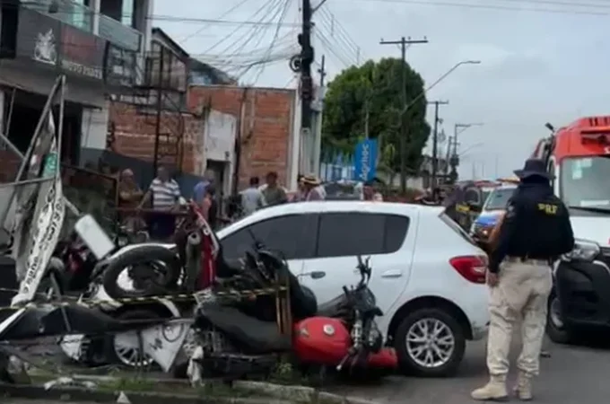 Carro desgovernado invade calçada, atinge veículos e derruba poste na BR-101