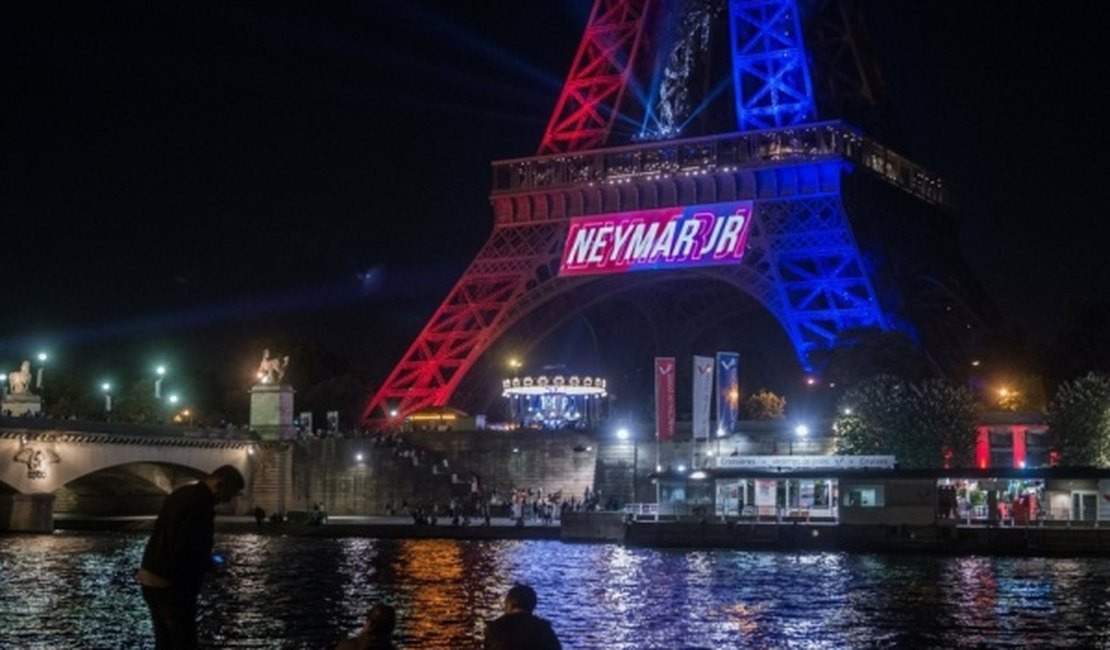 'Neymarmania': craque é recebido como rei e vira febre instantânea em Paris