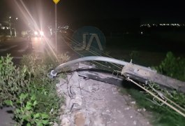 Motorista perde controle da direção e bate carro contra poste no Brisa do Lago
