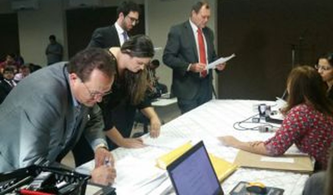 Somente empresas que já operam em Maceió entregam documentos para licitação