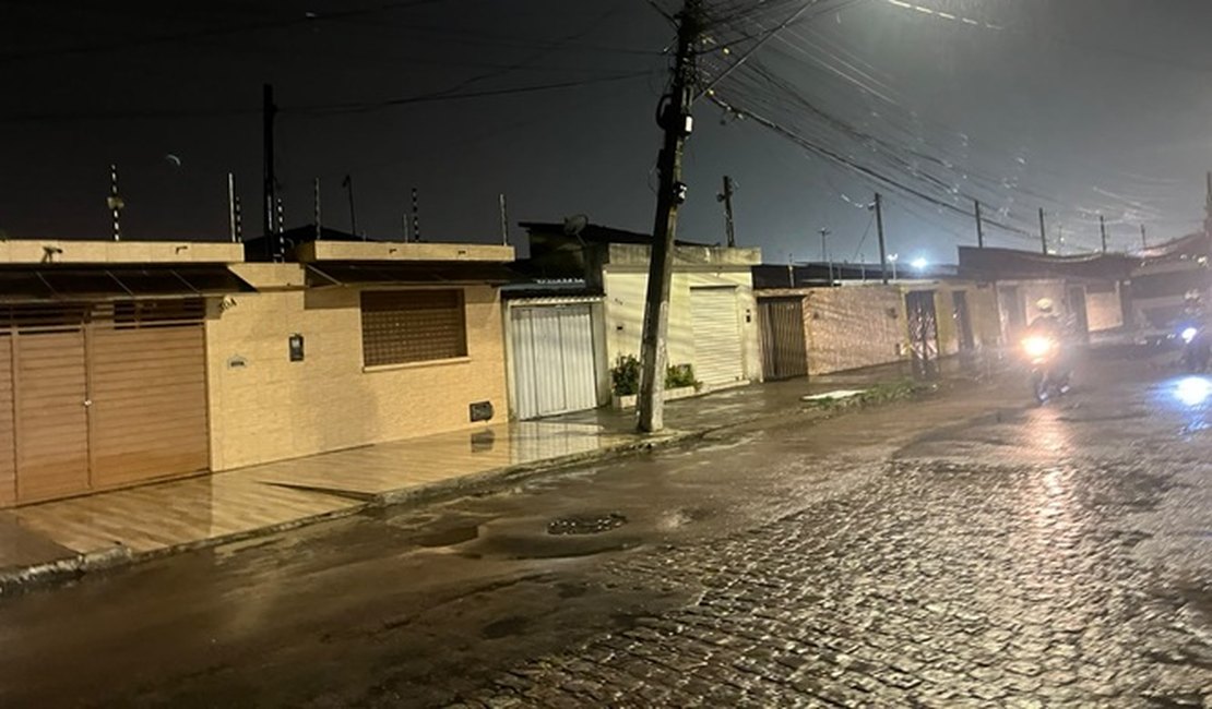 Dois postes com perigo de queda preocupam moradores do Osman Loureiro