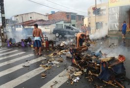 Galeria entope, água invade casas e moradores de grota fecham via no Feitosa