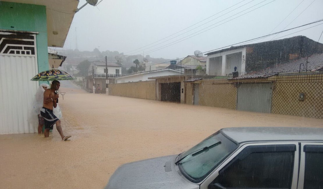 Após fortes chuvas, cidade de São Miguel dos Campos fica alagada