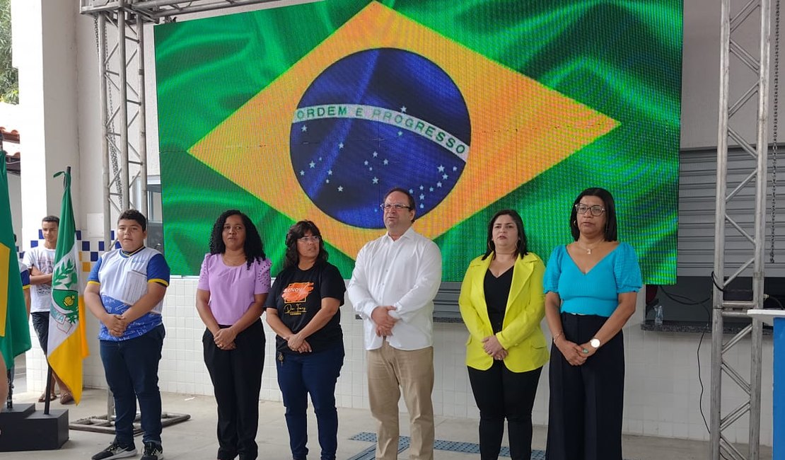 Prefeito Luciano inaugura ginásio esperado há 37 anos por moradores