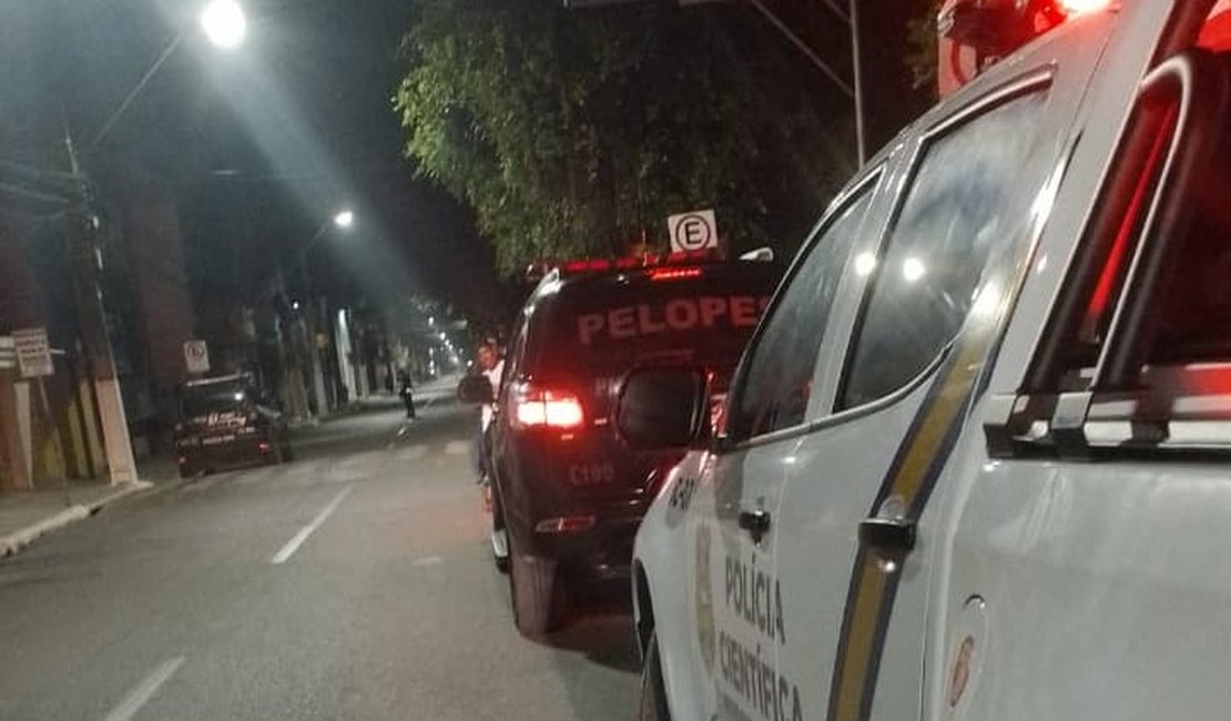 Homem morto com vários tiros em frente ao antigo Colégio Bom Conselho, em Arapiraca, é identificado