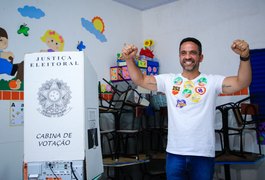 Paulo Dantas vota em Batalha e acredita em vitória no 1º turno