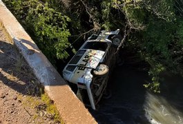 Kombi que levava crianças e mulher grávida capota e cai em rio de Santa Catarina
