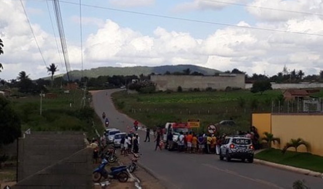 Colisão envolvendo veículo de passeio e motocicleta deixa pessoas feridas na zona rural de Craíbas