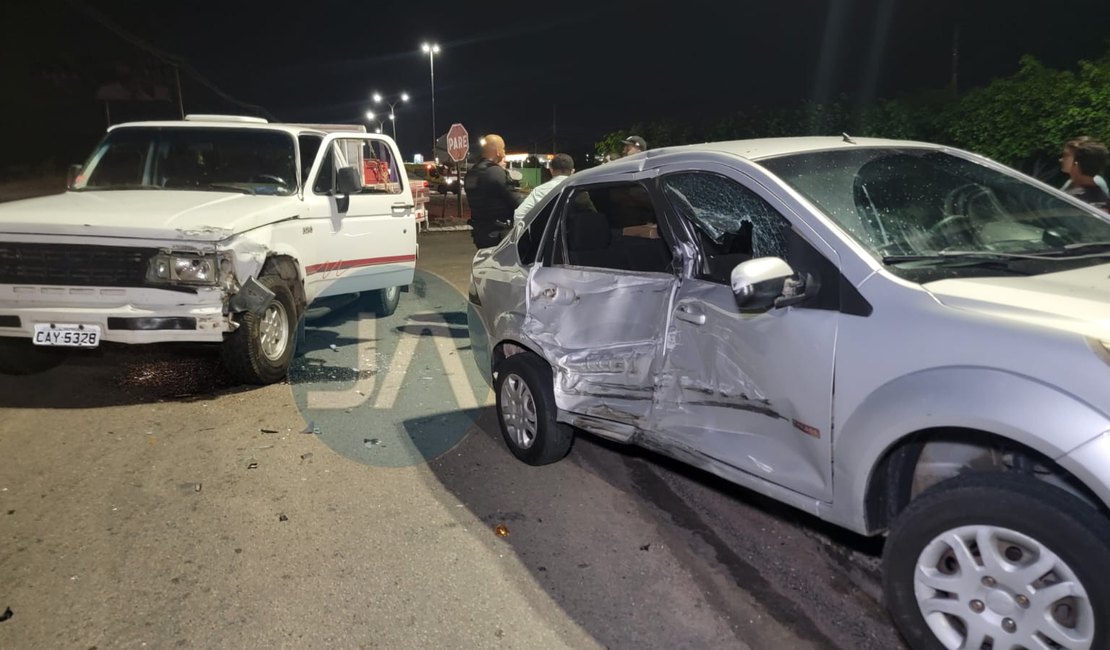 Colisão entre dois veículos deixa pessoas levemente feridas na AL-220 em Arapiraca