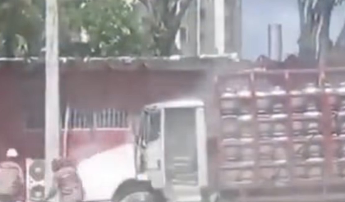 Caminhão carregado com botijões de GLP pega fogo em avenida de Maceió