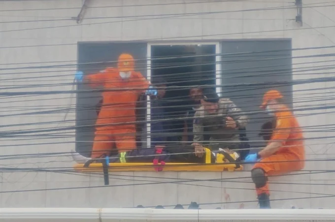 Guarnição da Polícia Militar presta primeiros socorros a profissional após acidente de trabalho no Jacintinho