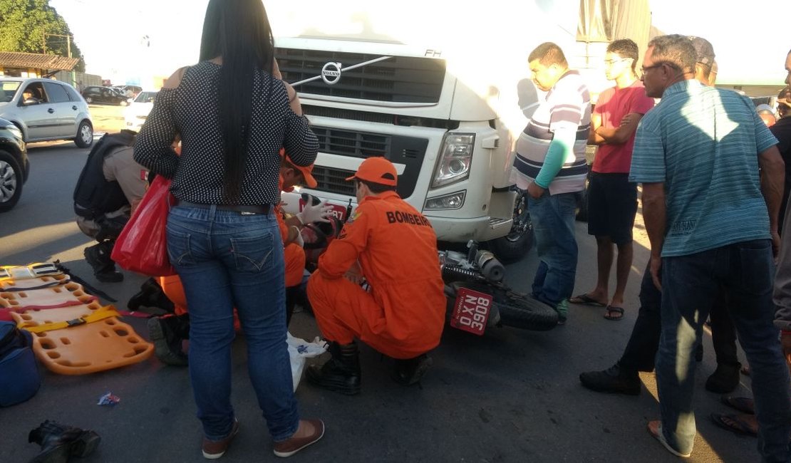 Mototaxista fica ferido em acidente com carreta, em Arapiraca