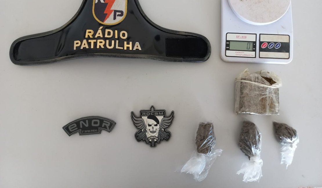 Jovem tenta se livrar de sacola com maconha e fugir, mas acaba preso pela PM em Arapiraca