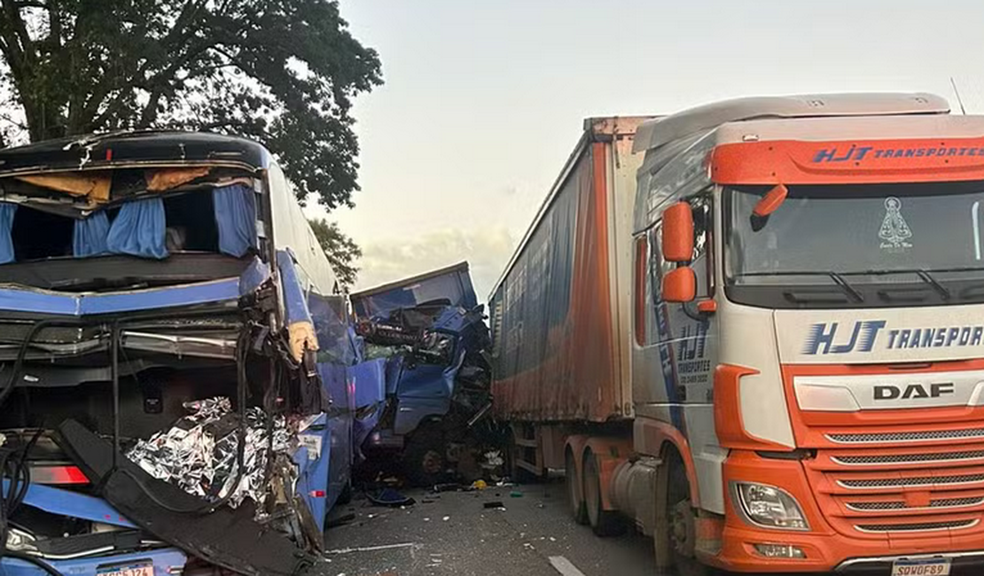 Engavetamento entre seis veículos mata uma pessoa e deixa 37 feridos no interior de SP