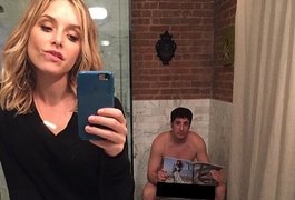 Ator de ''American Pie'' tem foto divulgada pela esposa sentado em vaso sanitário