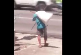 Vídeo de falso cego que pede esmolas em Maceió repercute nas redes sociais