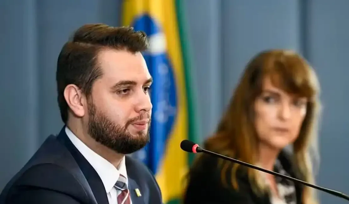 Moraes pede que Filipe Martins explique uso de rede social