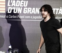 Emocionado, Puyol se despede do Barcelona com homenagens