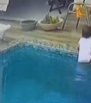 VÍDEO. Criança cai em piscina e é salva pelo pai após alerta de irmãozinho