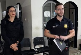 Suspeito de armazenar material pornográfico infantojuvenil joga celular em bacia com água durante cumprimento de mandado em Arapiraca