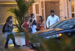 Bruna Marquezine sai de sessão de fotos e moreno gato chama a atenção