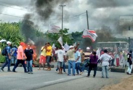 Integrantes de movimentos sociais interditam a BR-101 em São Miguel dos Campos