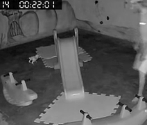 VÍDEO: Filmagem mostra ladrão dentro de escola de educação infantil furtada no bairro Bom Sucesso