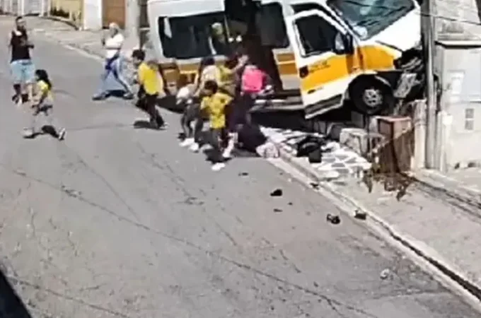 Van escolar, com crianças, perde controle e bate em muro