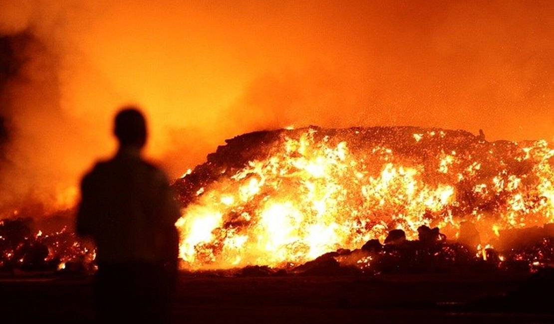 Após mais de 24h, incêndio no estoque de palha não é controlado