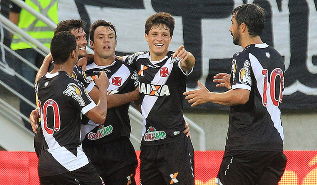 Kléber e Douglas decidem, Vasco vence e fica na cola no G4