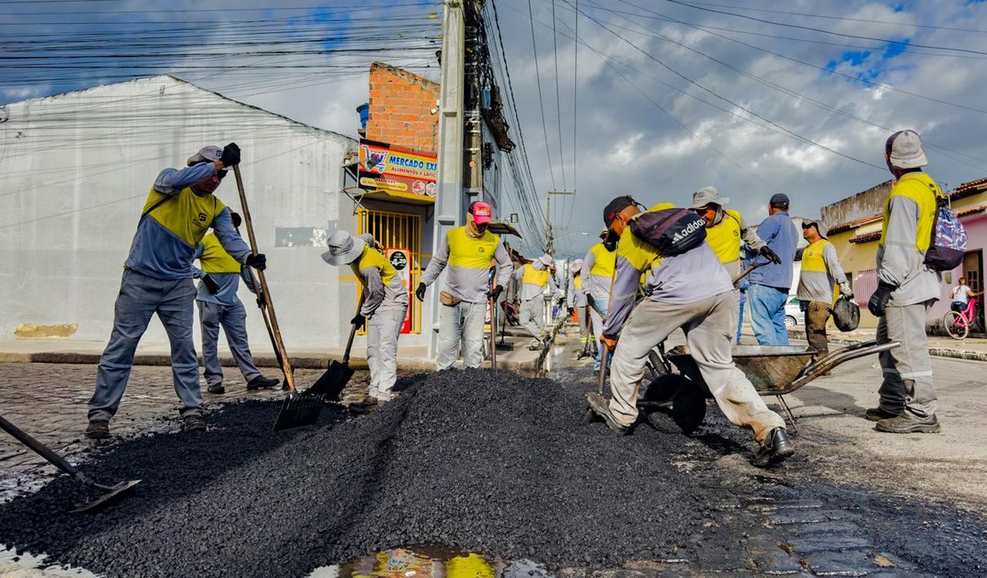 Prefeitura intensifica operação tapa-buracos em diversos pontos de Arapiraca