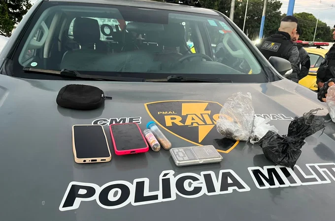 Companhia de Raio prende três suspeitos de tráfico de drogas no Centro de Maceió