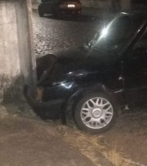Condutor com sinais de embriaguez perde o controle do veículo e colide contra poste de energia em Arapiraca