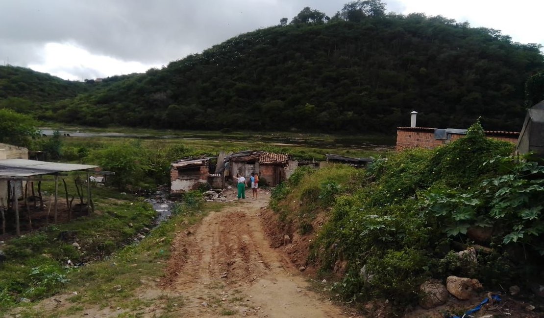 'Operação Pega o Poico' destrói pocilgas e retira criações de porcos das margens do Rio Ipanema