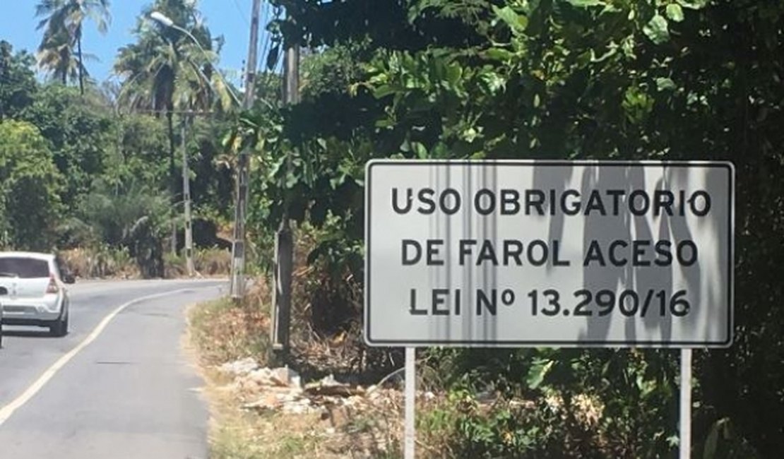 DER instala placas de alerta e retoma fiscalização da Lei do Farol Baixo