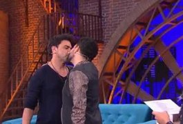 Zezé e Luciano dão selinho no 'Lady Night' para ver quem beija melhor