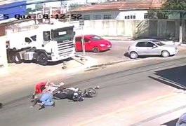 Vídeo. Condutor avança cruzamento, atinge motocicleta e foge no bairro Eldorado, em Arapiraca