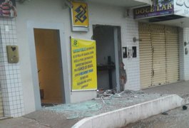 Bandidos explodem caixas eletrônicos do BB e Bradesco, em Estrela de Alagoas