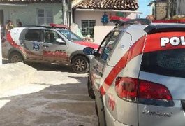 Taxista é mantido refém no porta-malas enquanto bando pratica assalto